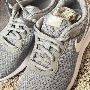 Nike women’s tanjun sneakers